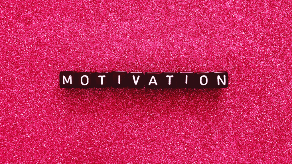 Napis "motivation" na czerwonym tle